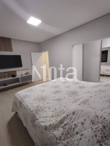 CASA - CONDOMÍNIO FECHADO 