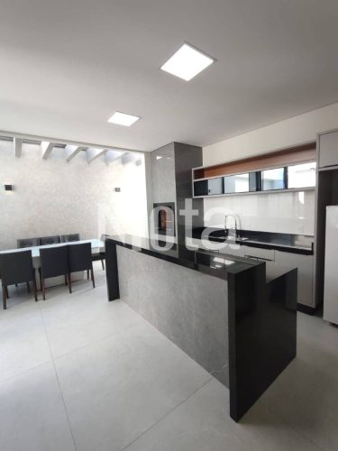 CASA - CONDOMÍNIO FECHADO 
