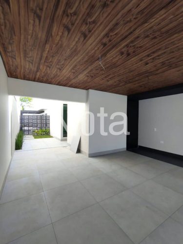 CASA - CONDOMÍNIO FECHADO 