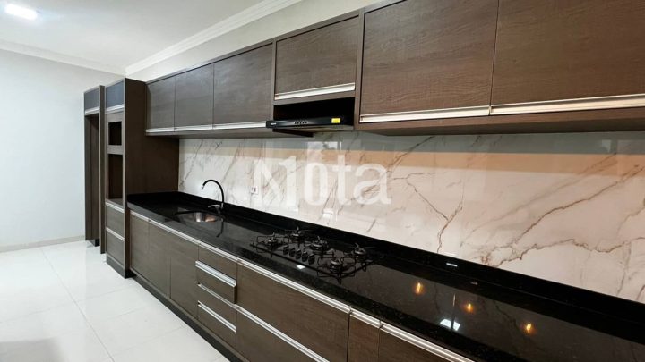 CASA DE ALTO PADRÃO - RESID. VENEZA 